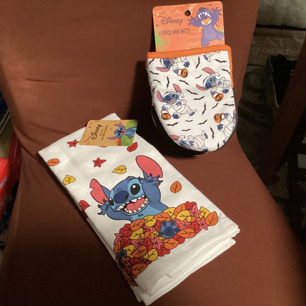 Disney Set of 2 Kitchen Towels and 2 Mini Mitts Bundle New - Picture 1 of 9